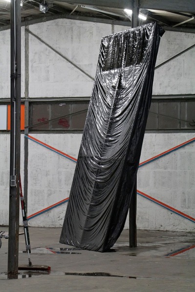 lisa schlenker | ohne titel | 2014 | keilrahmen, kunststoff, bitumen | 480 x 280 cm | baywatch | düsseldorf_no2