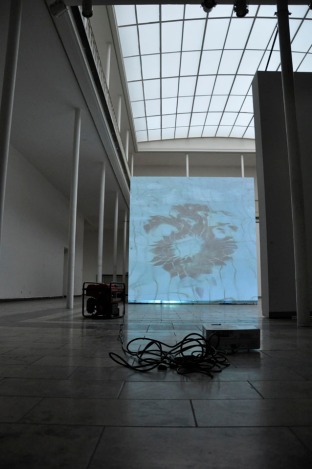 lisa schlenker|helios | 2012 | notstromgenerator, projektor, video, stellwand | 365 x 360cm | staatliche akademie der bildenden künste karlsruhe_no1